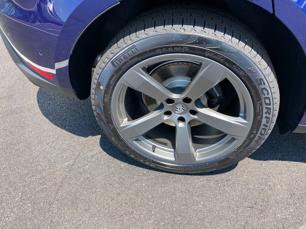 Used 2024 Porsche Macan AWD/4WD image 7