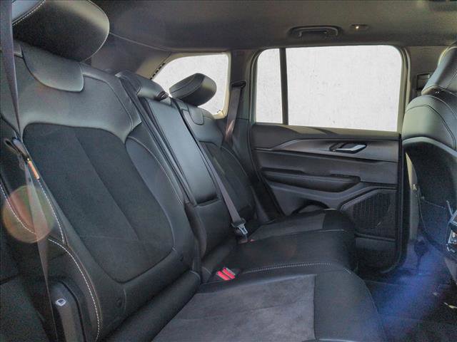 Used 2025 Jeep Grand Cherokee Laredo image 19
