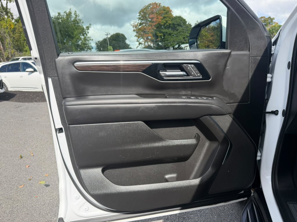 Used 2025 Chevrolet Suburban LT AWD/4WD image 10