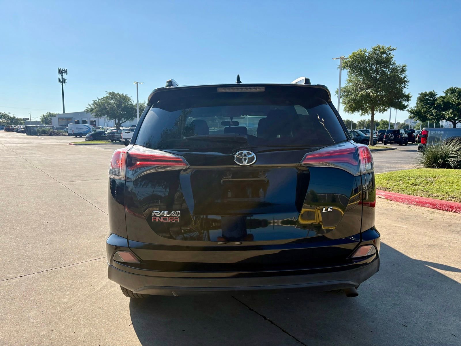 Used 2016 Toyota RAV4 LE FWD image 4