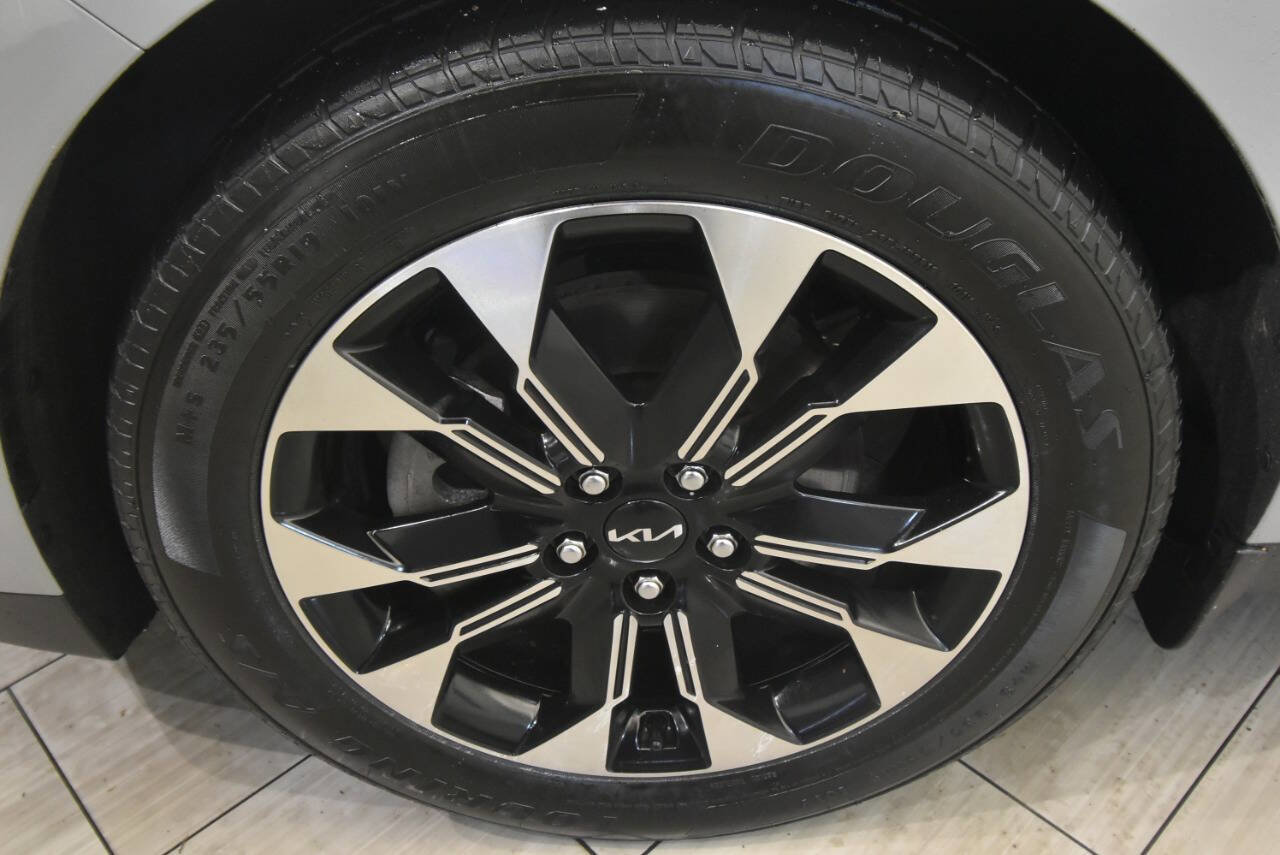 Used 2024 Kia Carnival EX FWD image 10