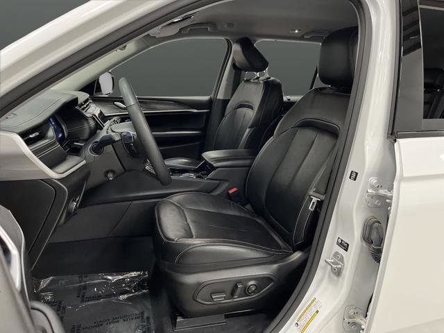 Used 2023 Jeep Grand Cherokee Limited w/ Luxury Tech Group II image 4