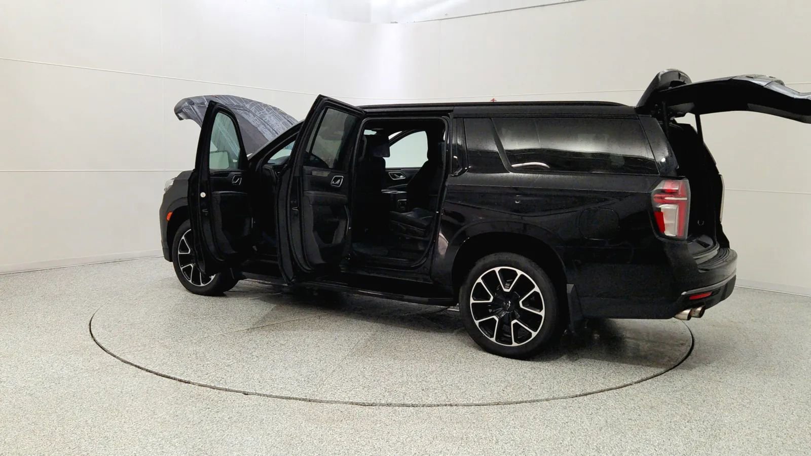 Used 2022 Chevrolet Suburban RST w/ Sport Performance Package image 11