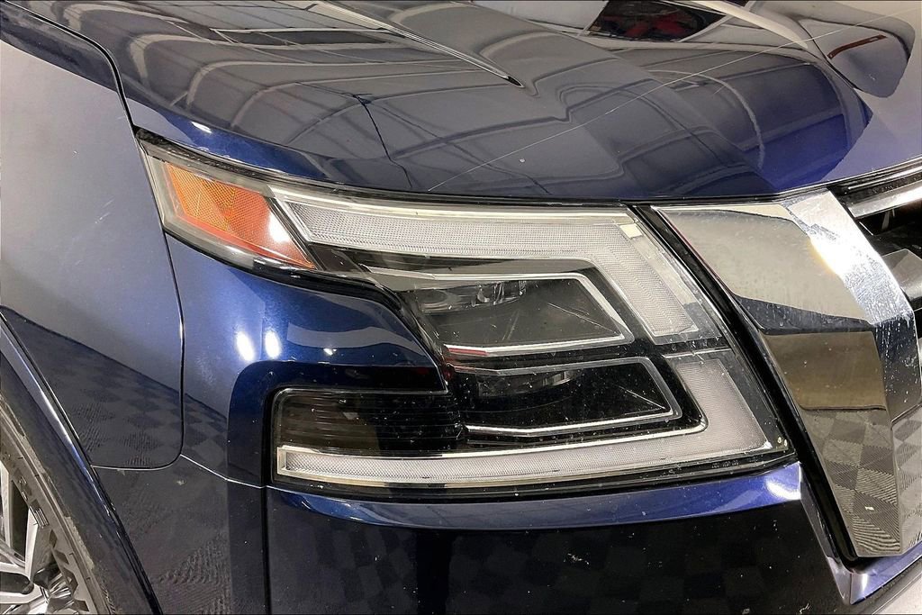 Used 2023 Nissan Armada SL w/ Captain's Chairs Package image 40