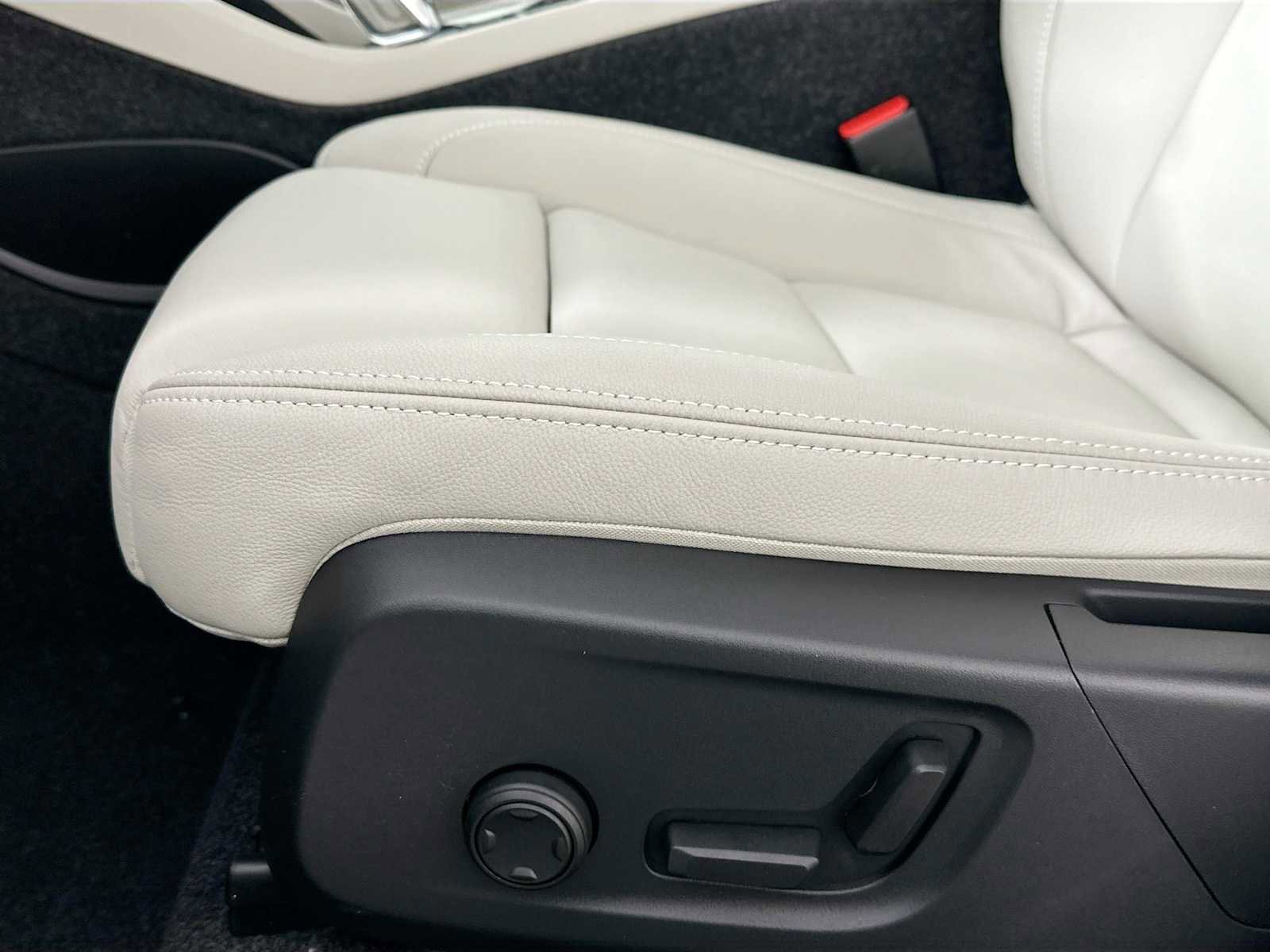 Used 2025 Volvo XC40 B5 Plus w/ Protection Package Premier image 15