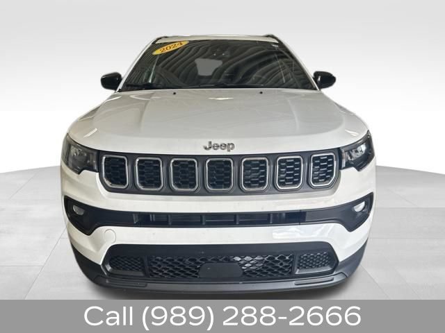 Used 2024 Jeep Compass Latitude AWD/4WD image 2
