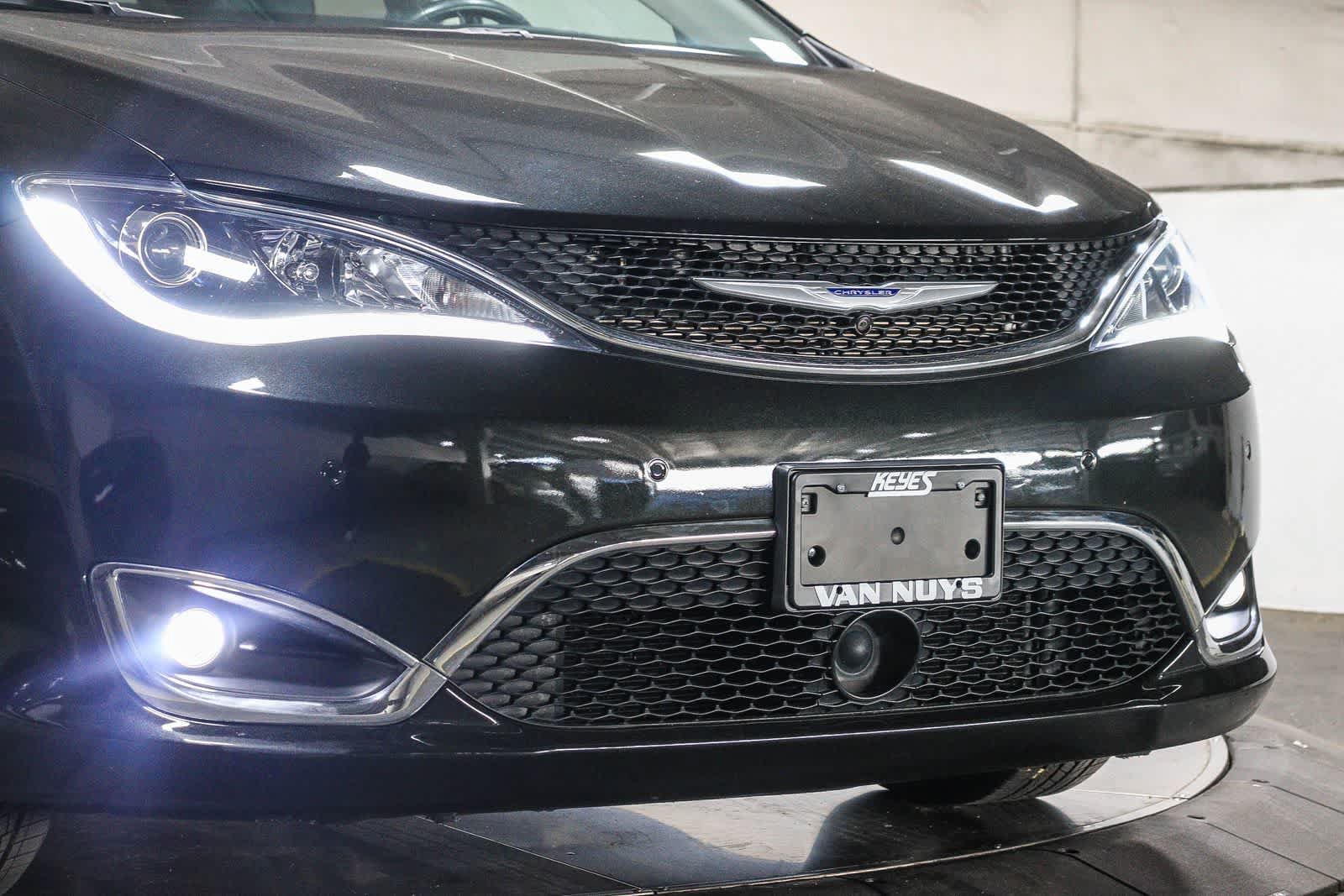 Used 2019 Chrysler Pacifica Limited w/ Advanced Safetytec Group FWD image 8