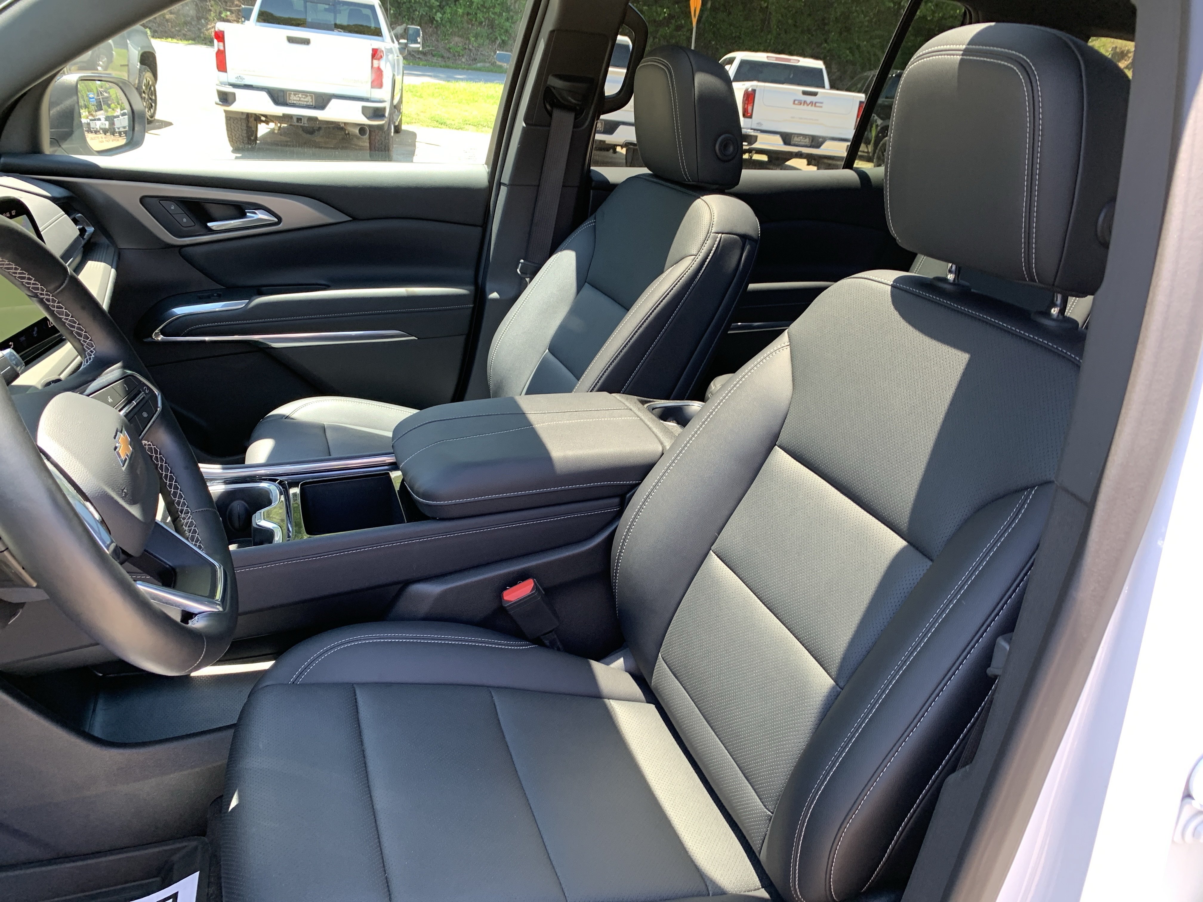 Used 2025 Chevrolet Traverse LT w/ Sun and Wheel Package FWD image 11