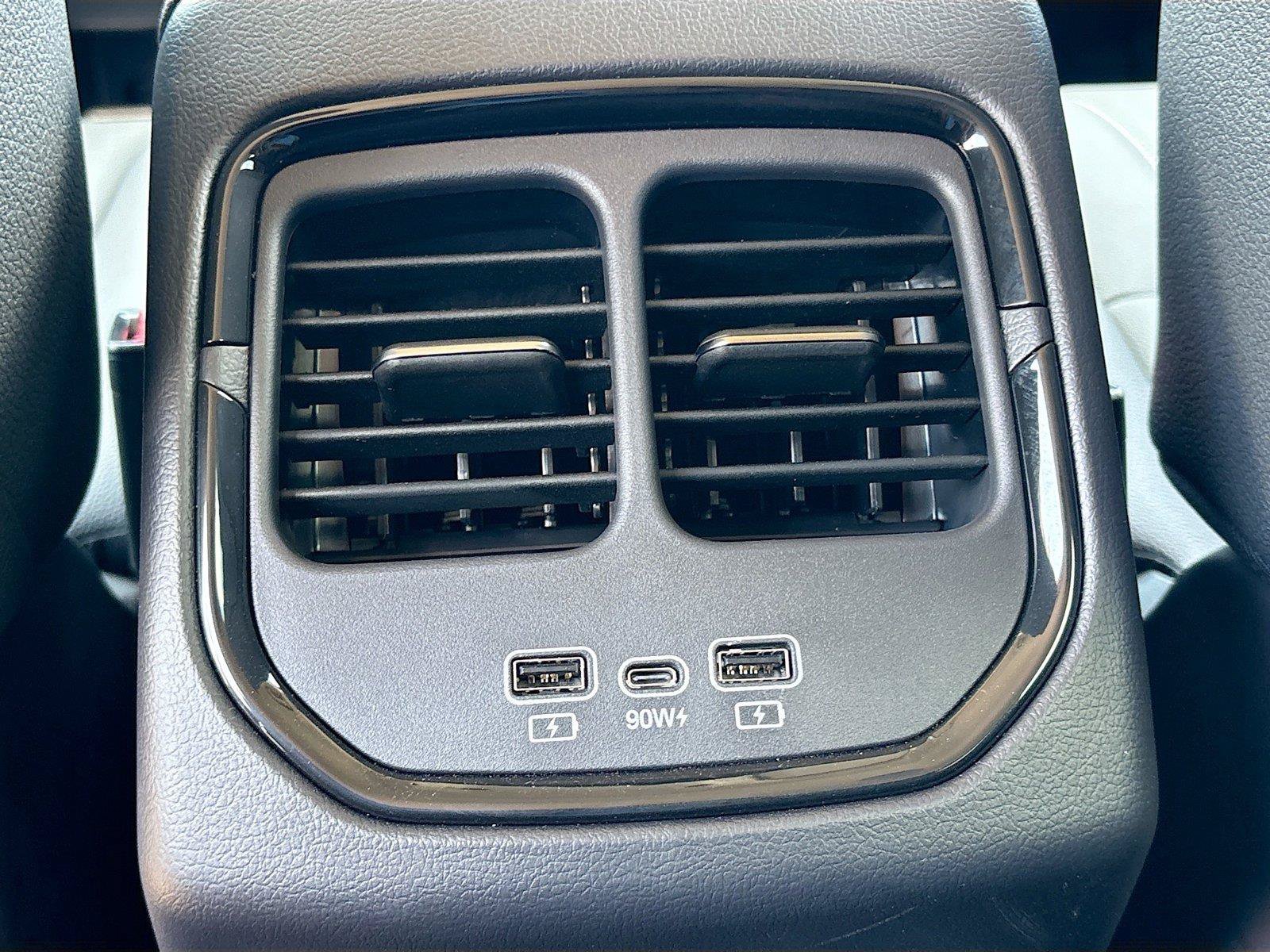 New 2025 VinFast VF 8 Eco AWD/4WD image 24