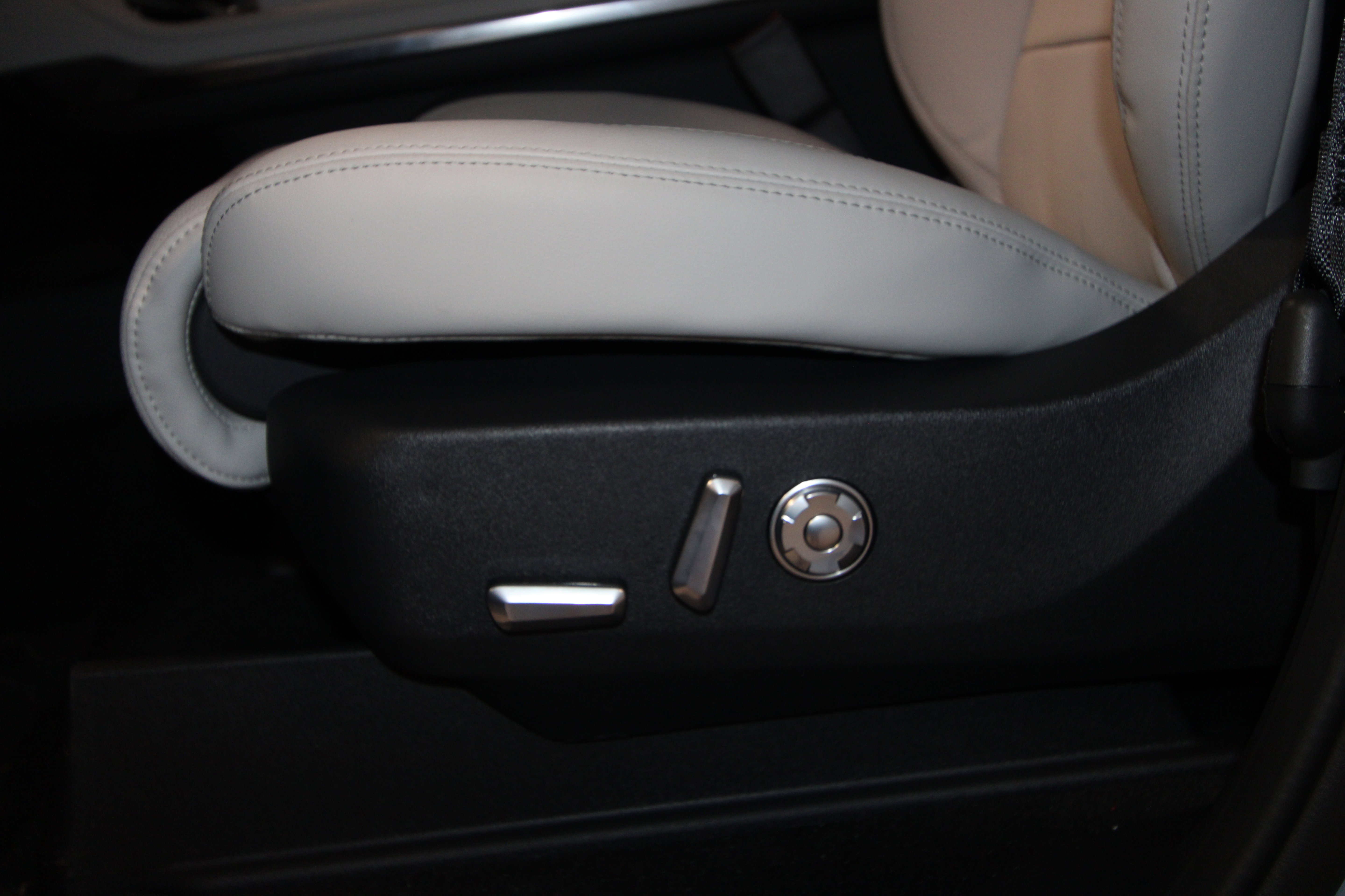 New 2026 Lincoln Navigator L Reserve AWD/4WD image 7