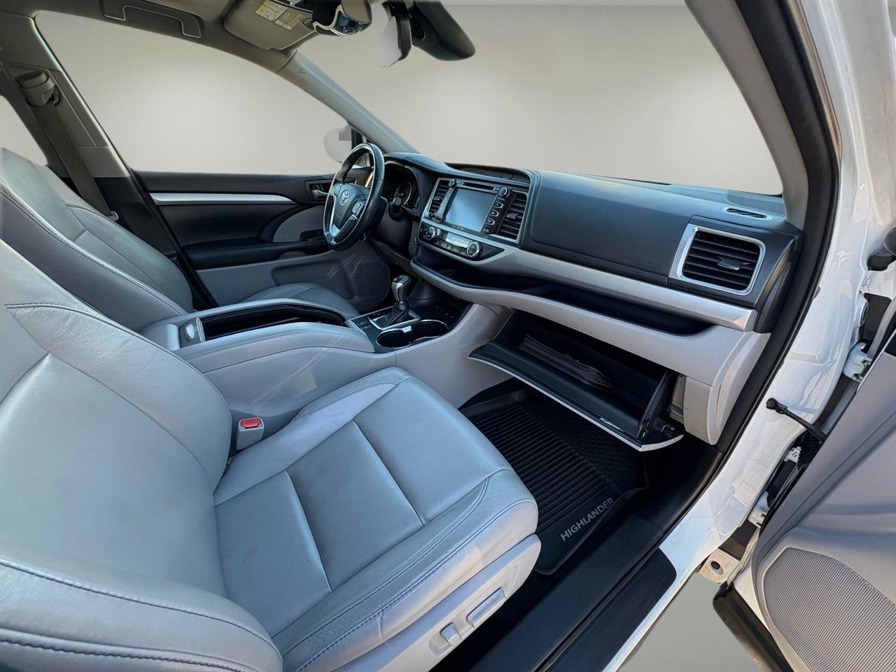 Used 2018 Toyota Highlander XLE image 38