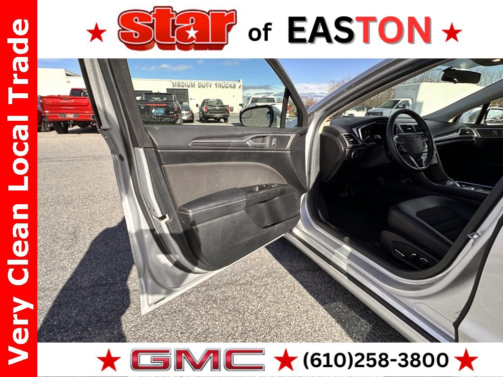 Used 2017 Ford Fusion SE w/ Equipment Group 201A image 16