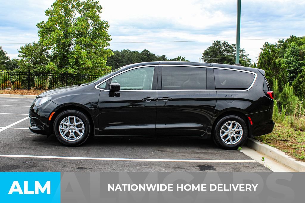 Used 2023 Chrysler Voyager LX FWD image 4