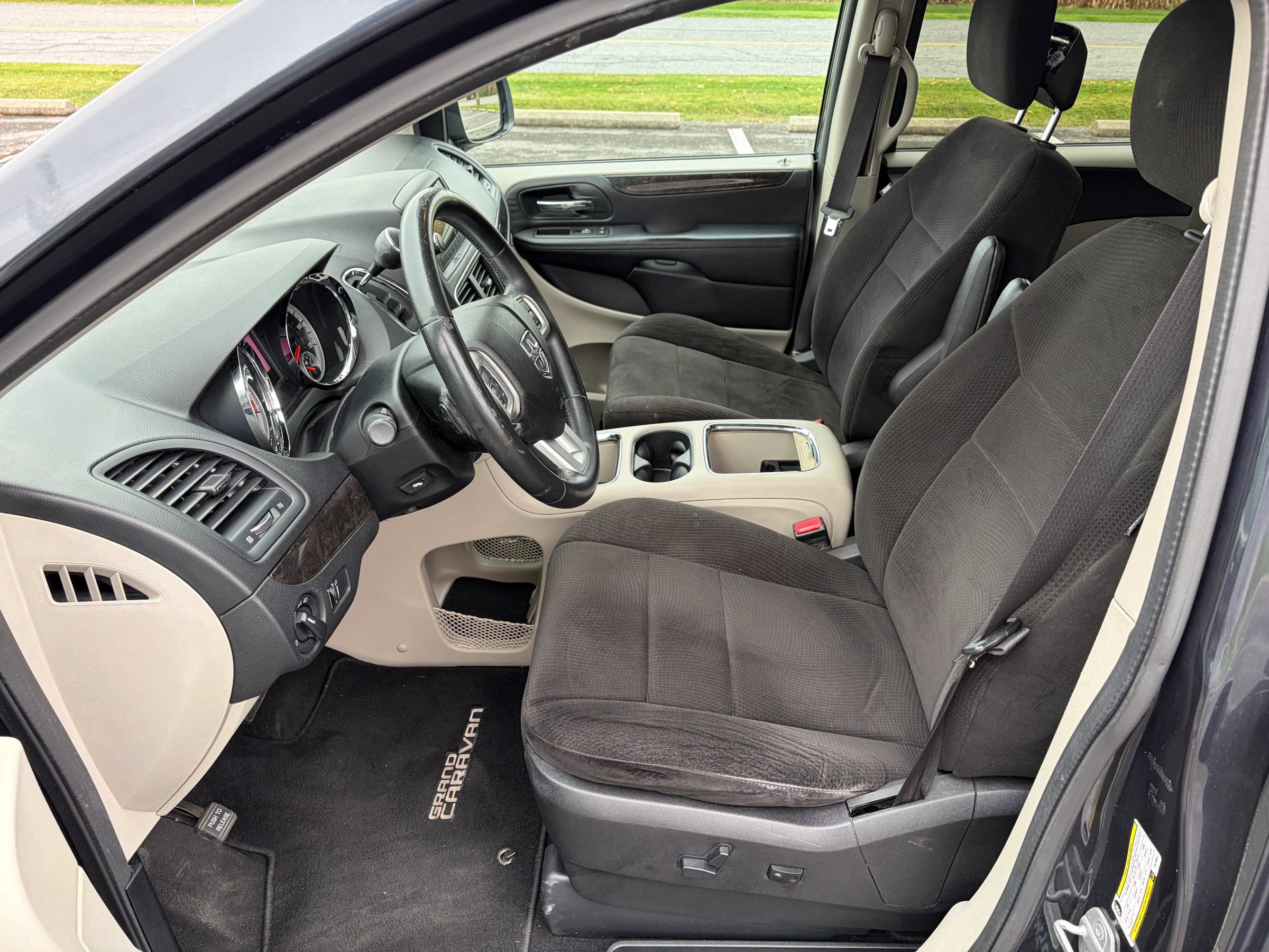 Used 2013 Dodge Grand Caravan SXT w/ Rear Park Assist Pkg FWD image 15