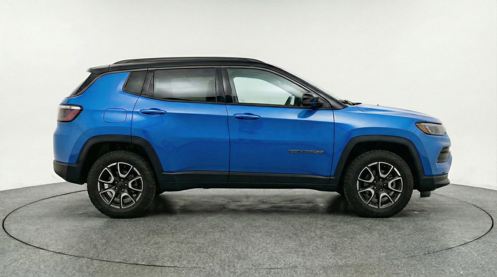 Used 2025 Jeep Compass Trailhawk image 11