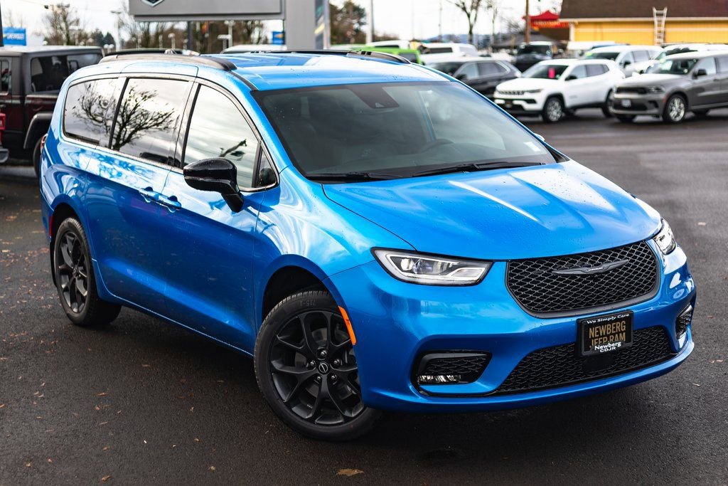 New 2026 Chrysler Pacifica Select w/ S Appearance Package image 2