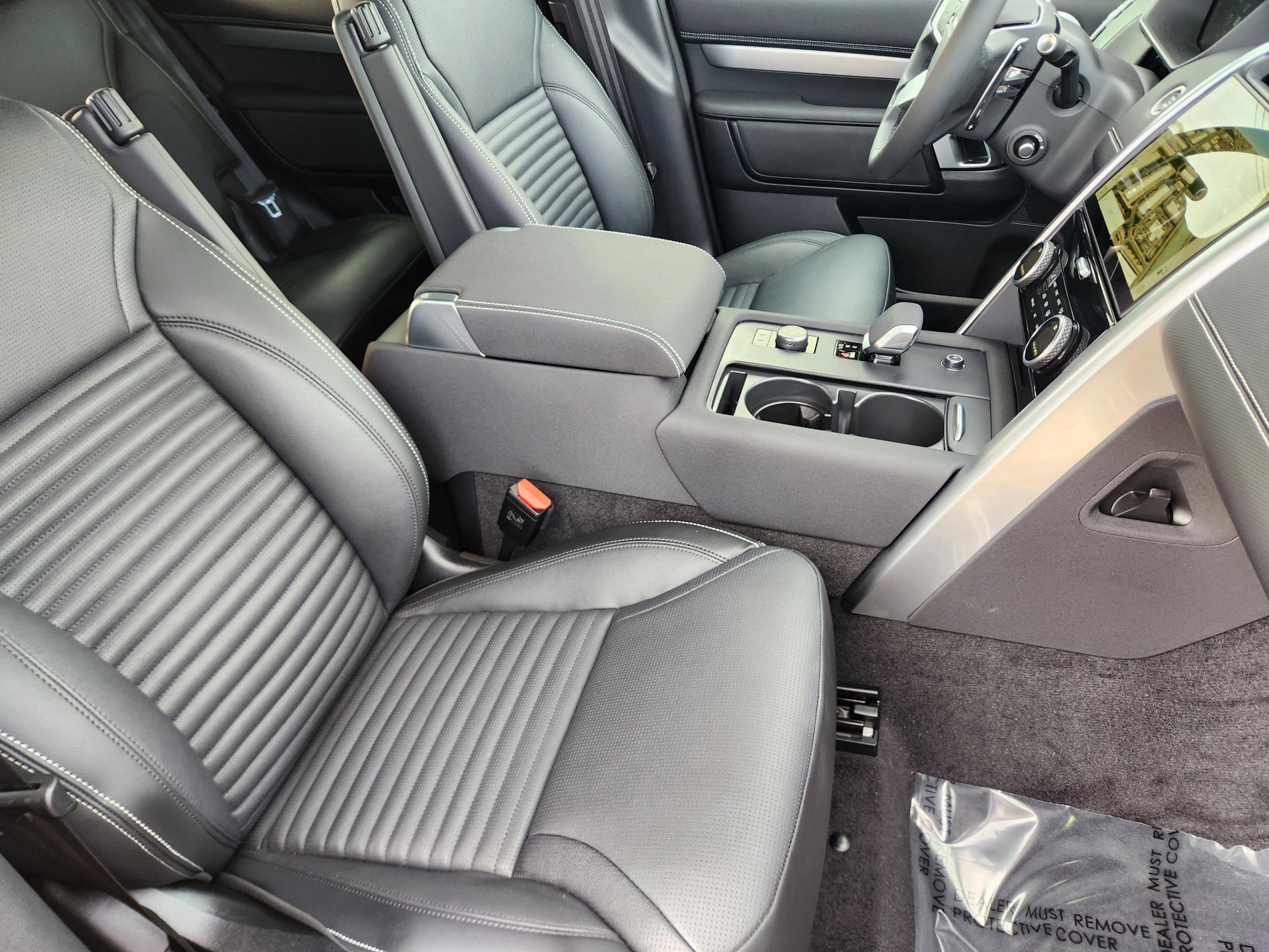 Certified 2024 Land Rover Discovery Dynamic SE image 9