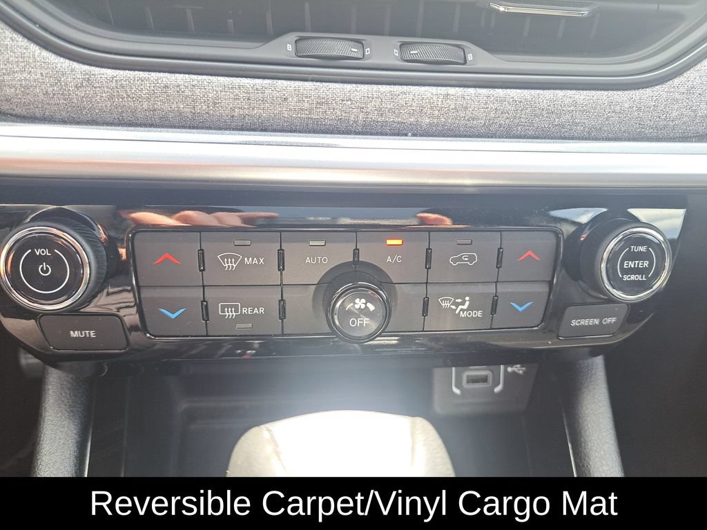 Used 2024 Jeep Compass Latitude w/ Sun and Sound Group AWD/4WD image 19
