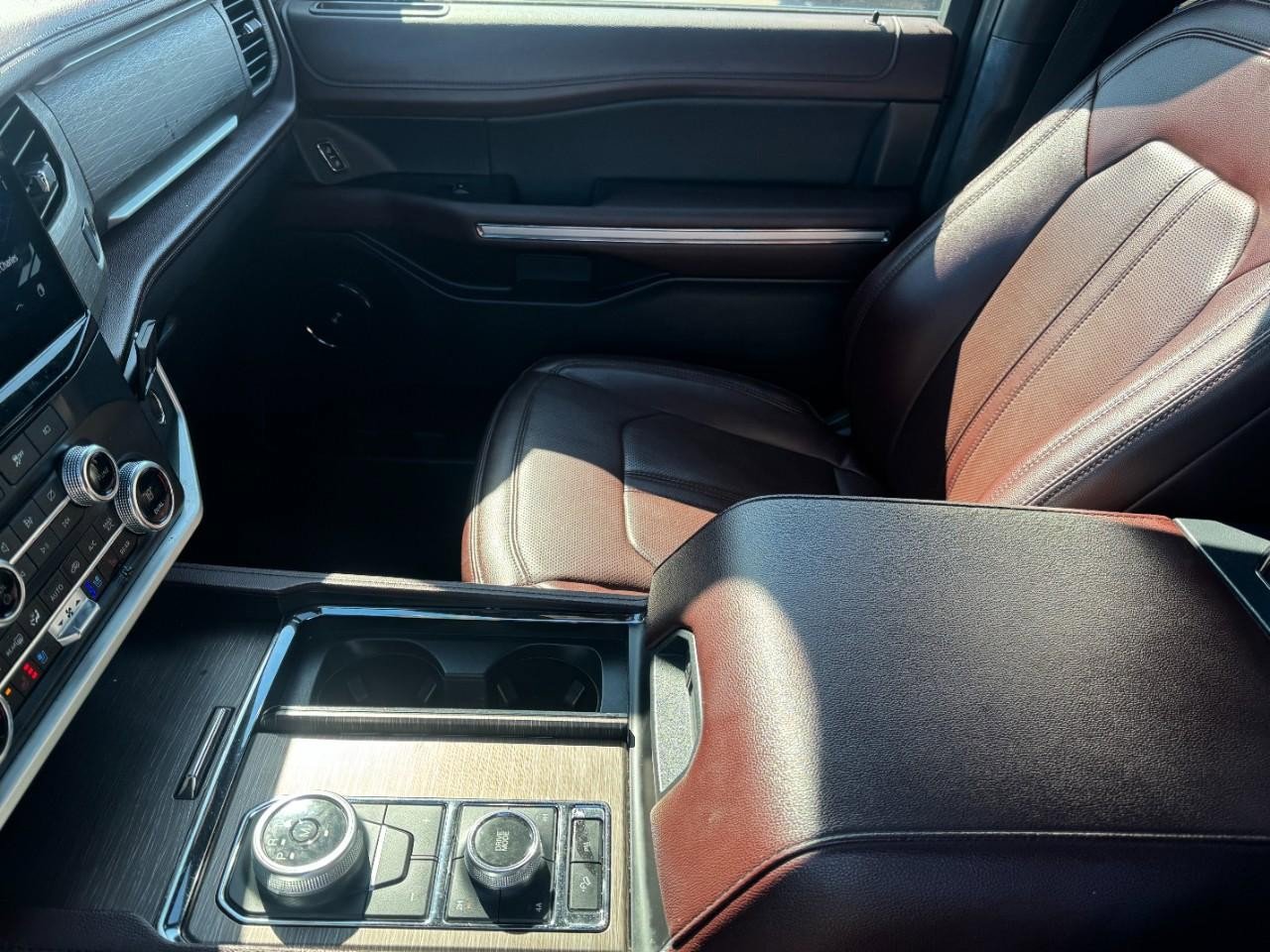 Used 2024 Ford Expedition Limited image 16