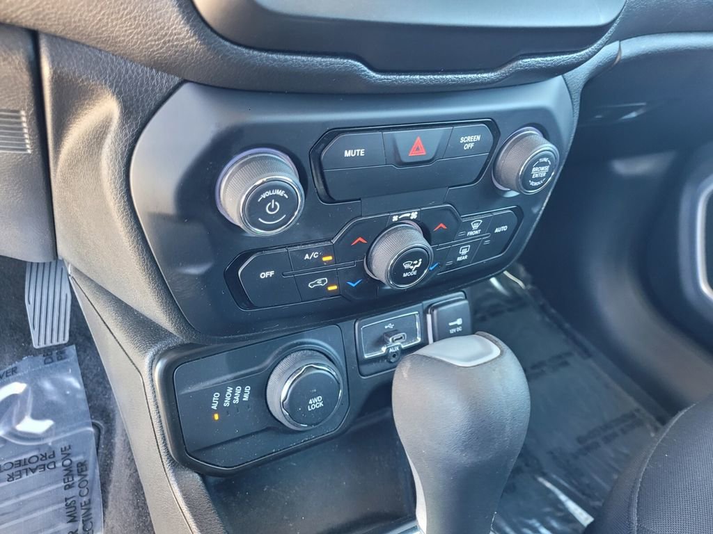 Used 2020 Jeep Renegade Latitude w/ Cold Weather Group image 26