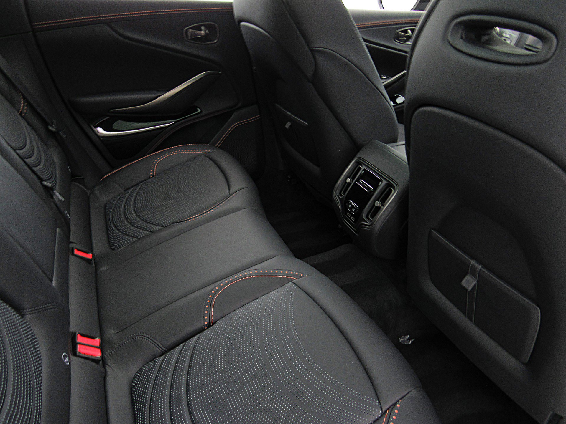 Used 2023 Aston Martin DBX AWD/4WD image 32