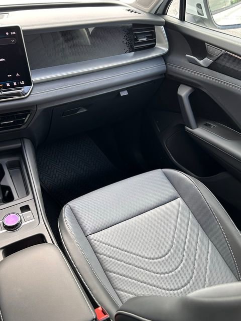 New 2026 Volkswagen Tiguan SE FWD image 12