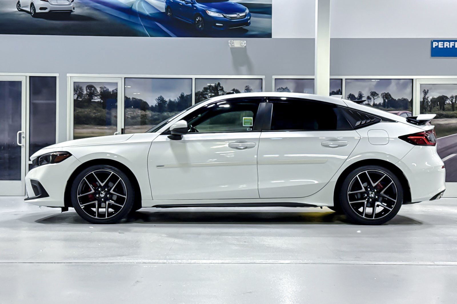 Used 2024 Honda Civic Sport Touring image 2