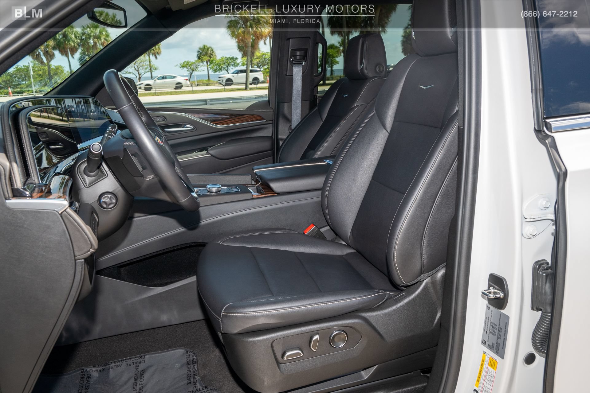 Used 2024 Cadillac Escalade ESV Luxury AWD/4WD image 6