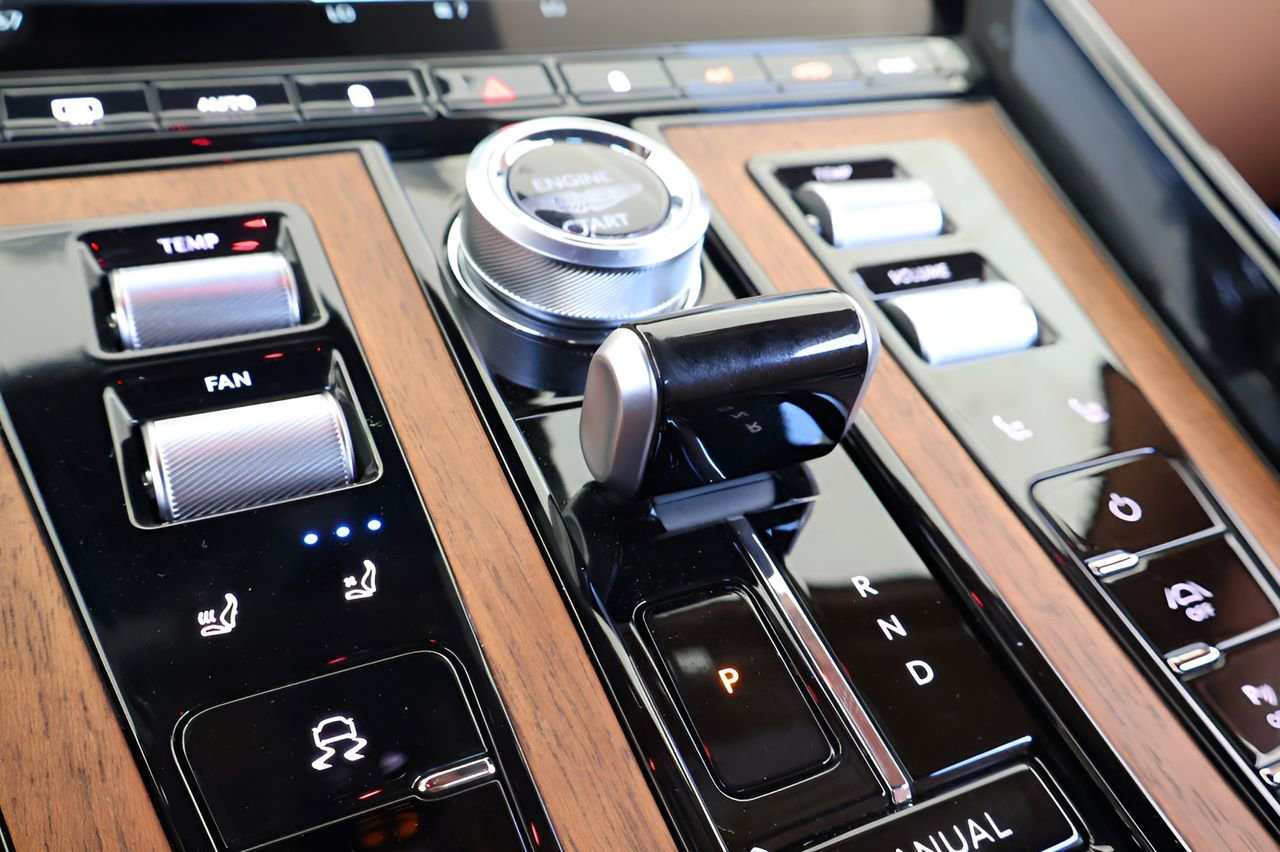 Used 2024 Aston Martin DB12 Convertible image 31