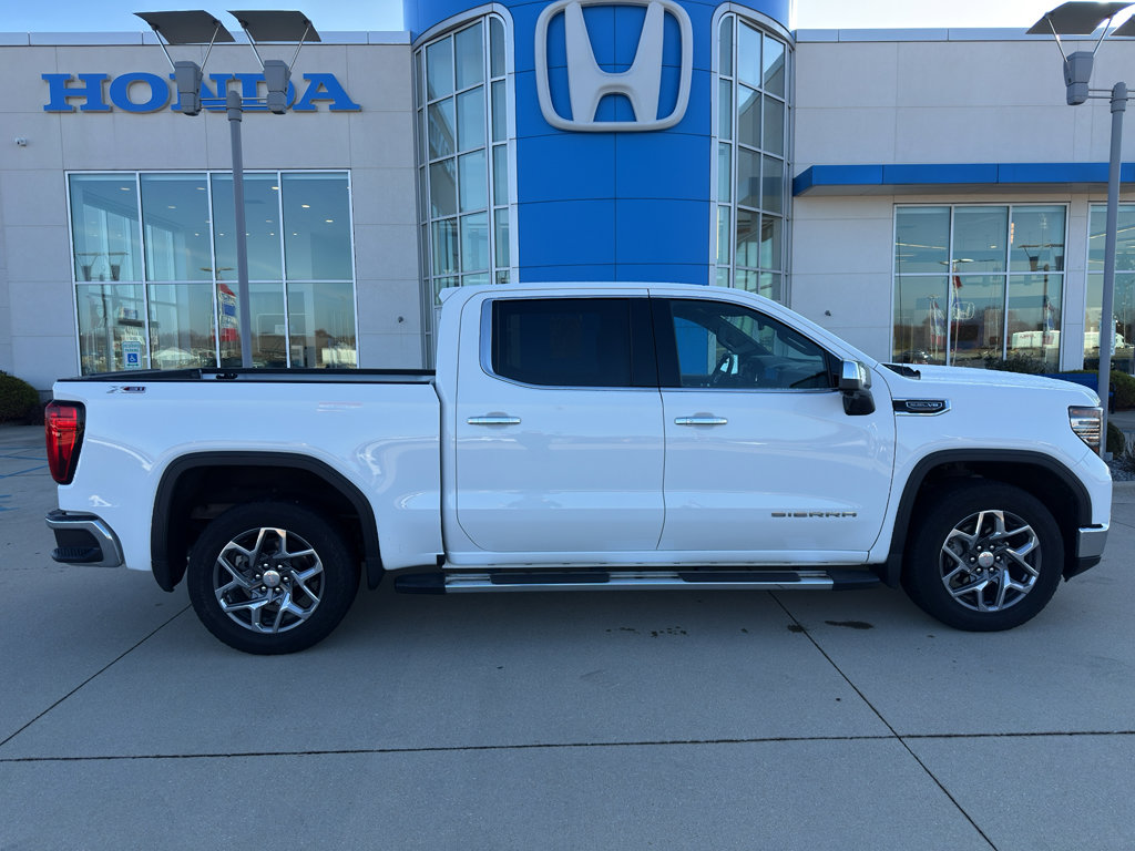 Used 2022 GMC Sierra 1500 SLT w/ SLT Premium Package AWD/4WD image 4