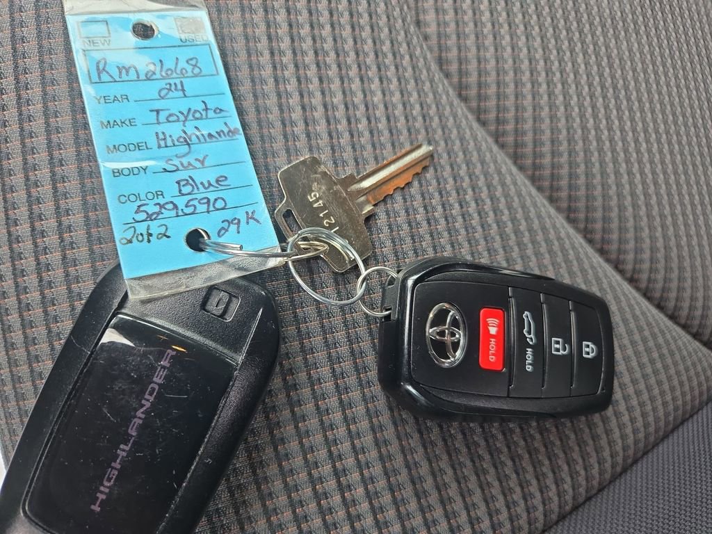 Used 2024 Toyota Highlander LE image 38