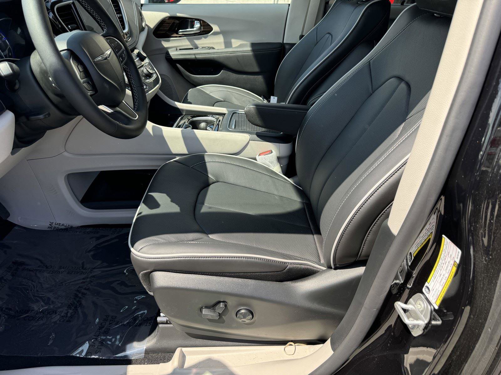 New 2024 Chrysler Pacifica Limited FWD image 14