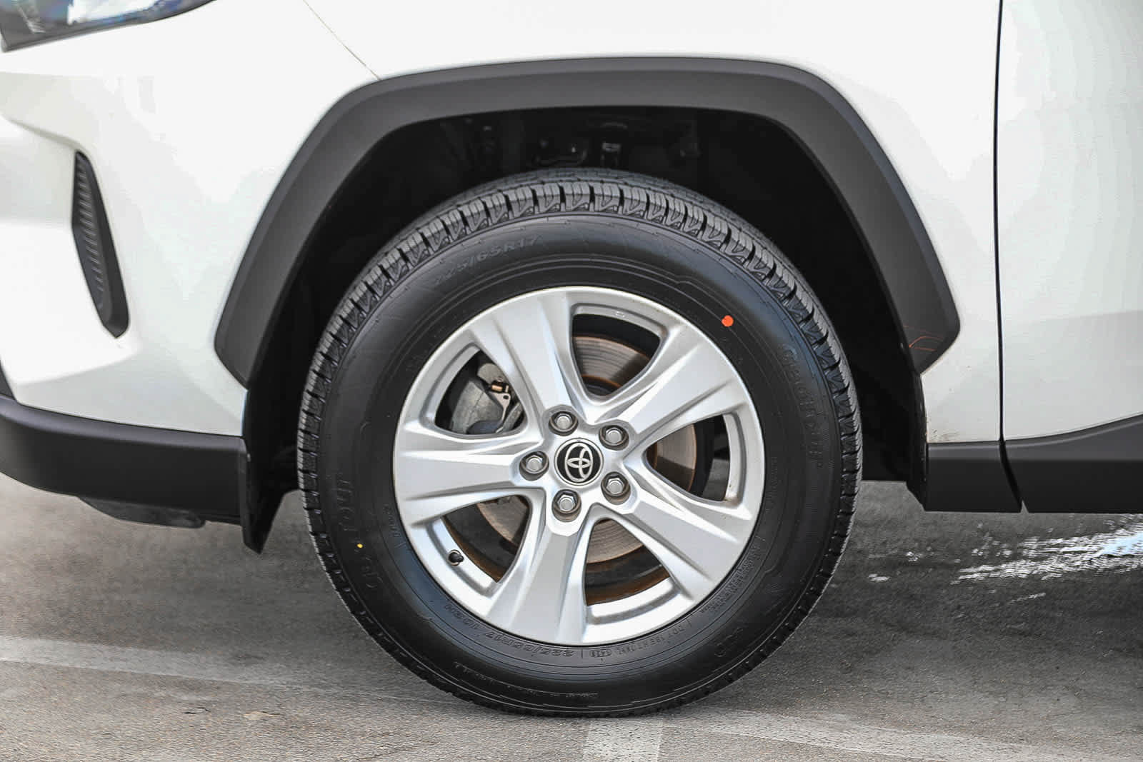 Used 2021 Toyota RAV4 LE AWD/4WD image 10