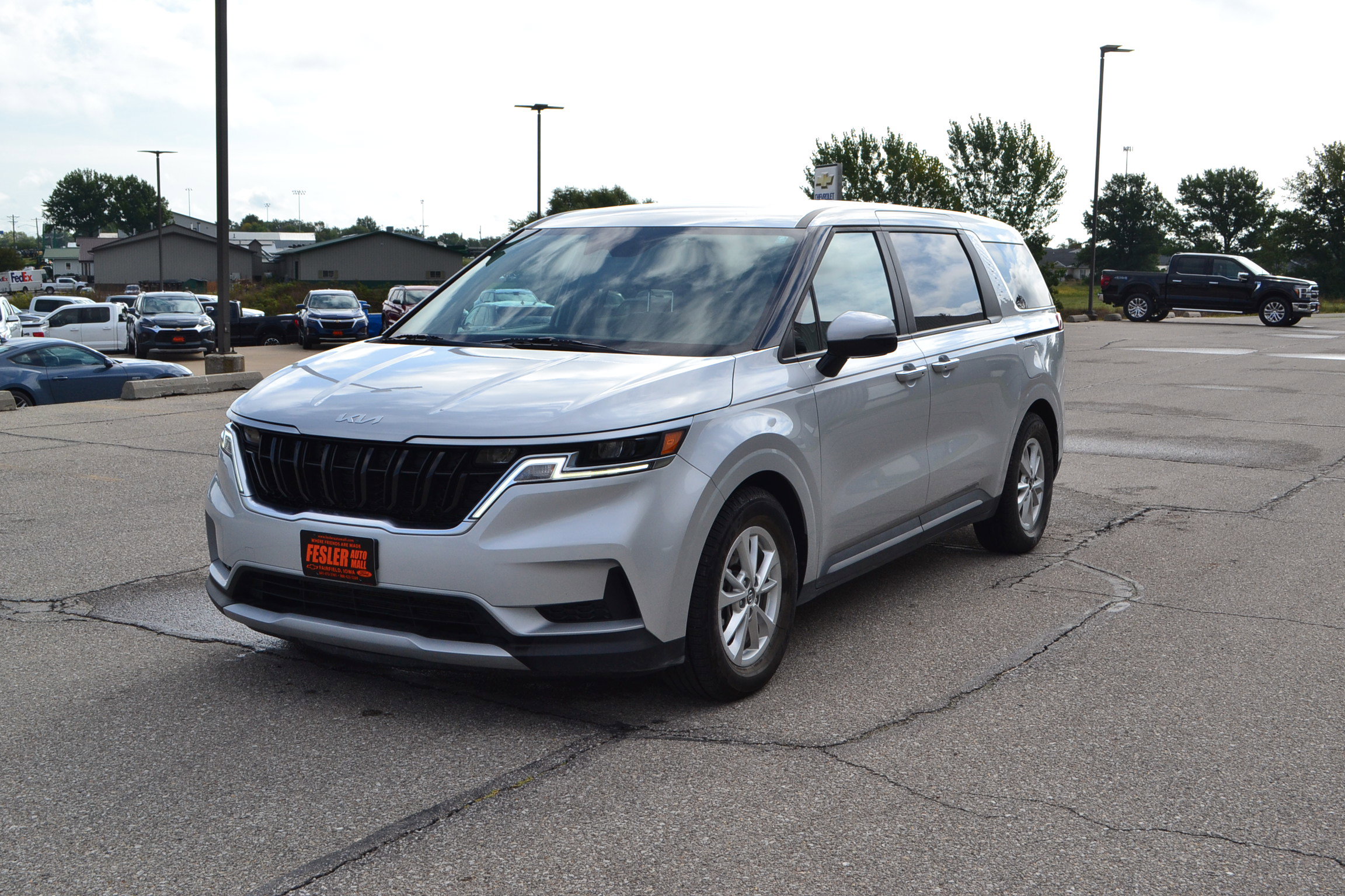 Used 2022 Kia Carnival LX image 1