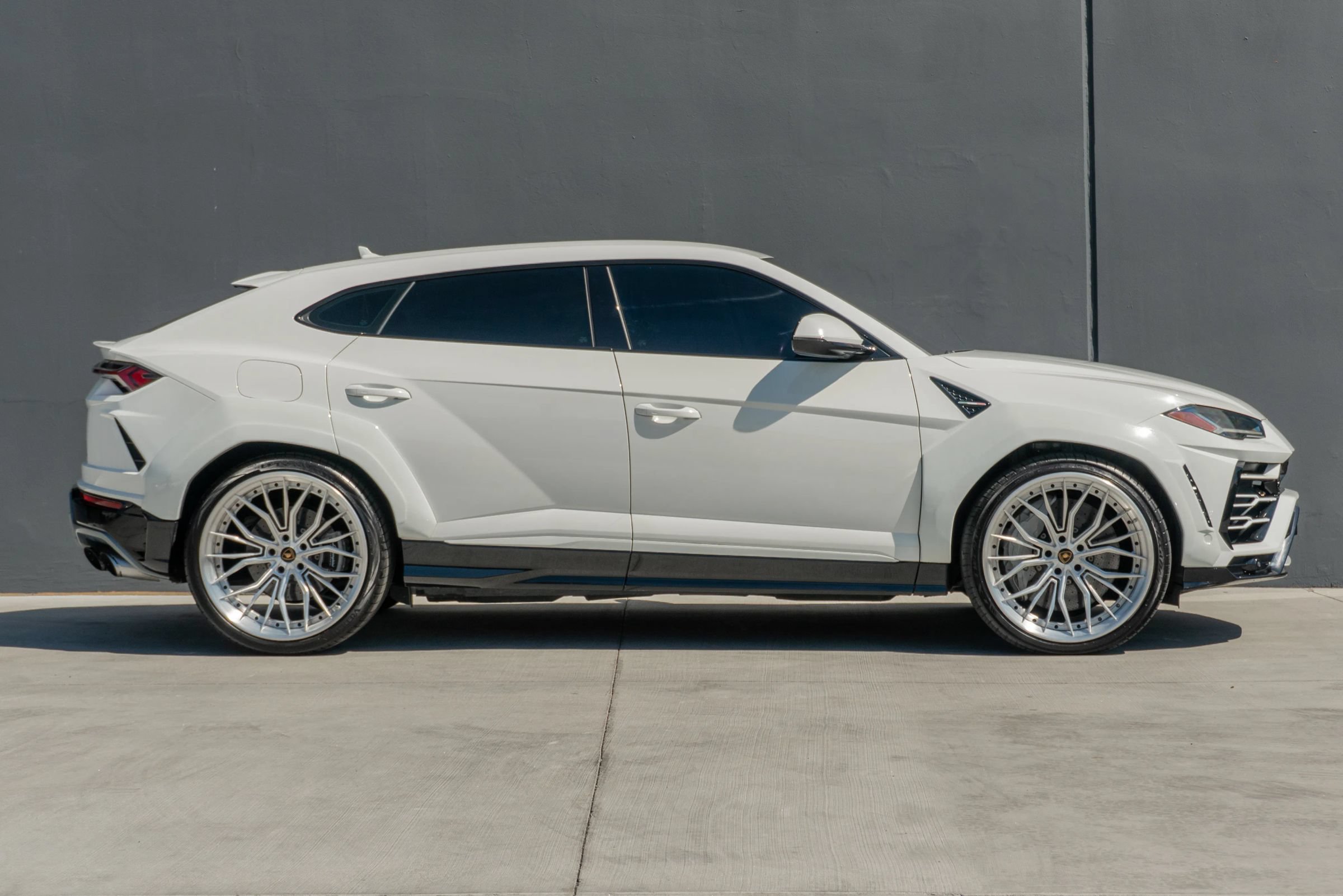 Used 2019 Lamborghini Urus AWD/4WD image 6
