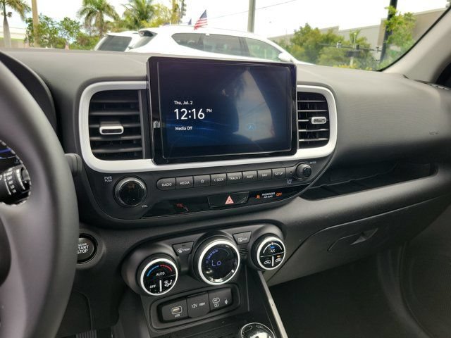 Used 2025 Hyundai Venue Limited FWD image 23