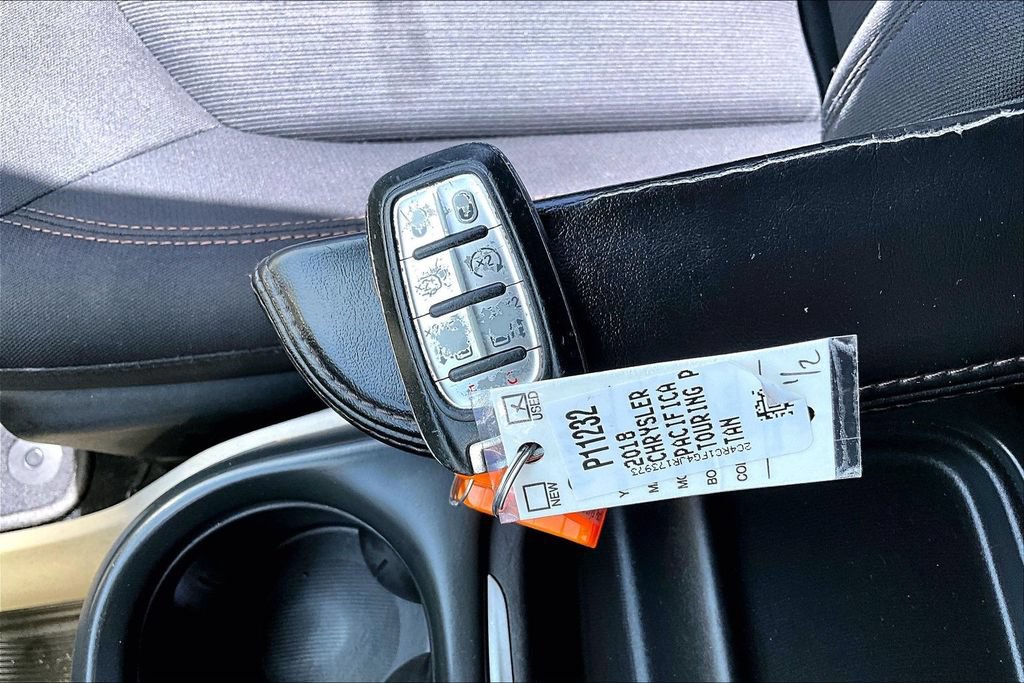 Used 2018 Chrysler Pacifica Touring Plus w/ Tire & Wheel Group FWD image 27