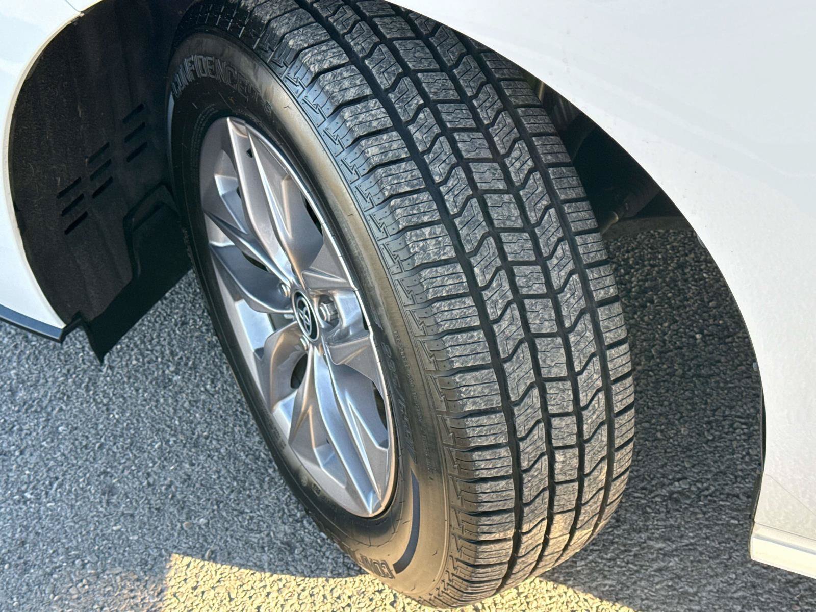 Used 2024 Toyota Sienna LE AWD/4WD image 8