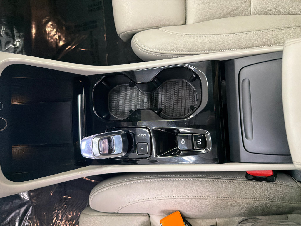 Used 2023 Volvo XC40 B5 Ultimate AWD/4WD image 32