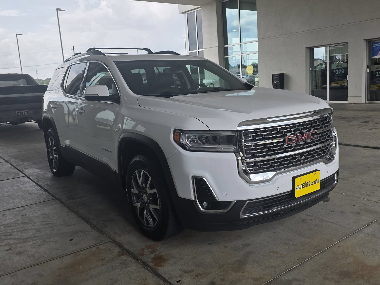 Used 2023 GMC Acadia SLT FWD image 3
