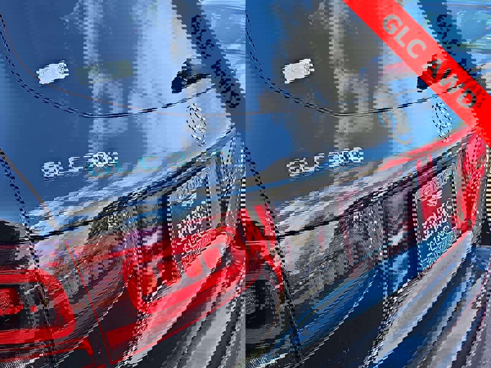 Used 2022 Mercedes-Benz GLC 300 4MATIC w/ Premium Package Lite image 11