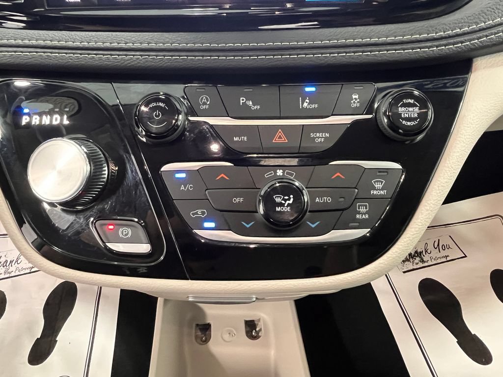 Used 2023 Chrysler Pacifica Touring-L AWD/4WD image 40