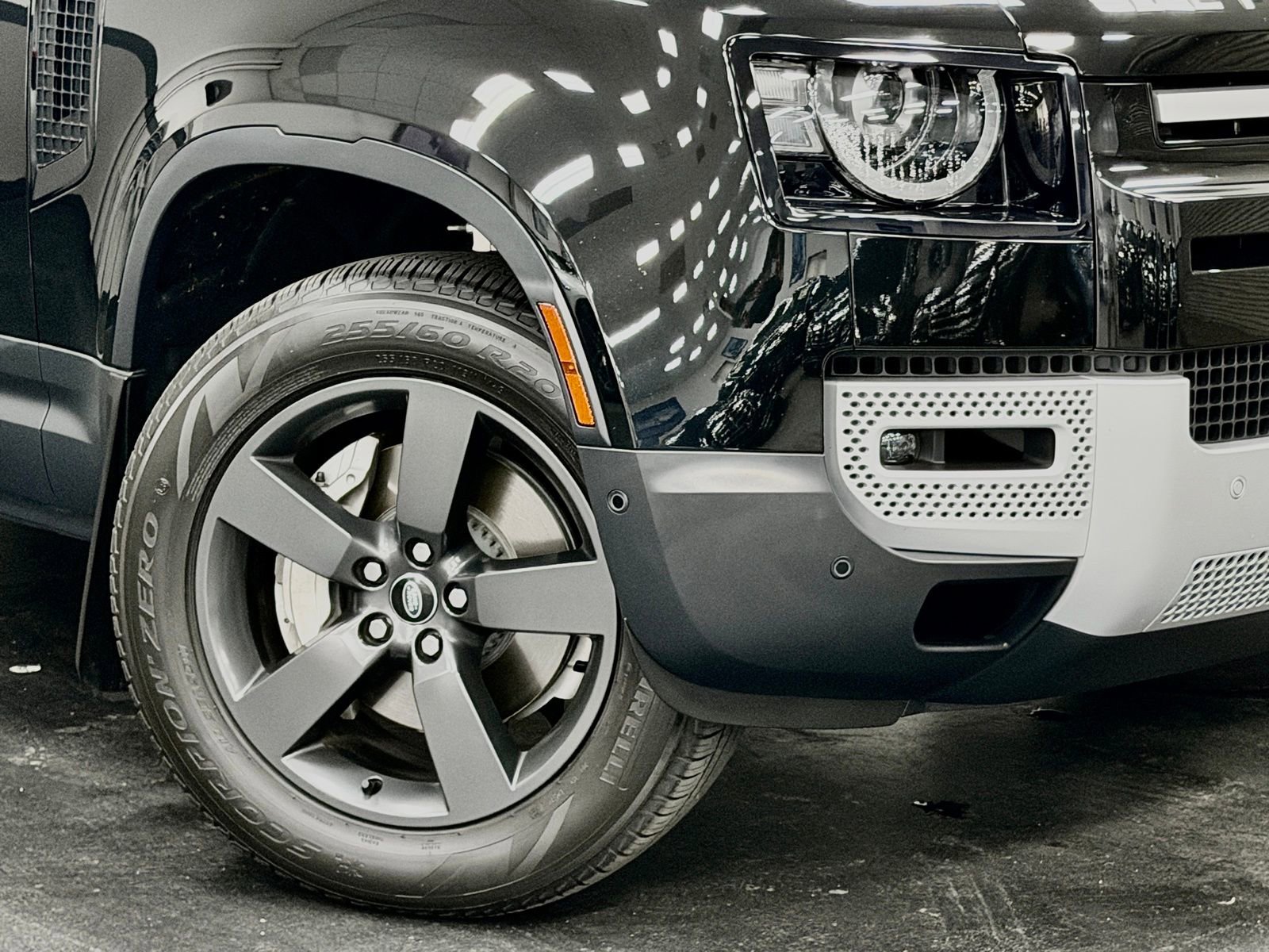 Used 2023 Land Rover Defender 110 SE image 4