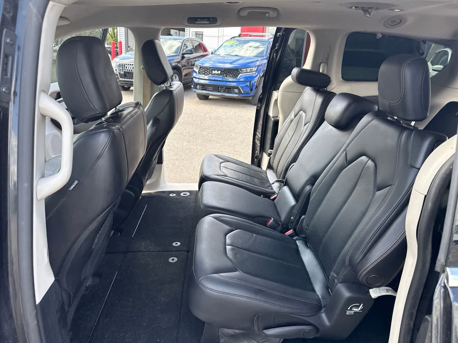 Used 2018 Chrysler Pacifica Touring-L FWD image 16