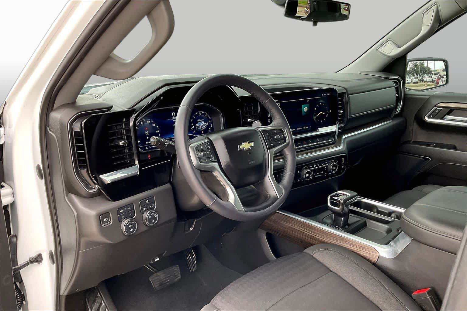 Used 2023 Chevrolet Silverado 1500 LT w/ Z71 Off-Road Package AWD/4WD image 17