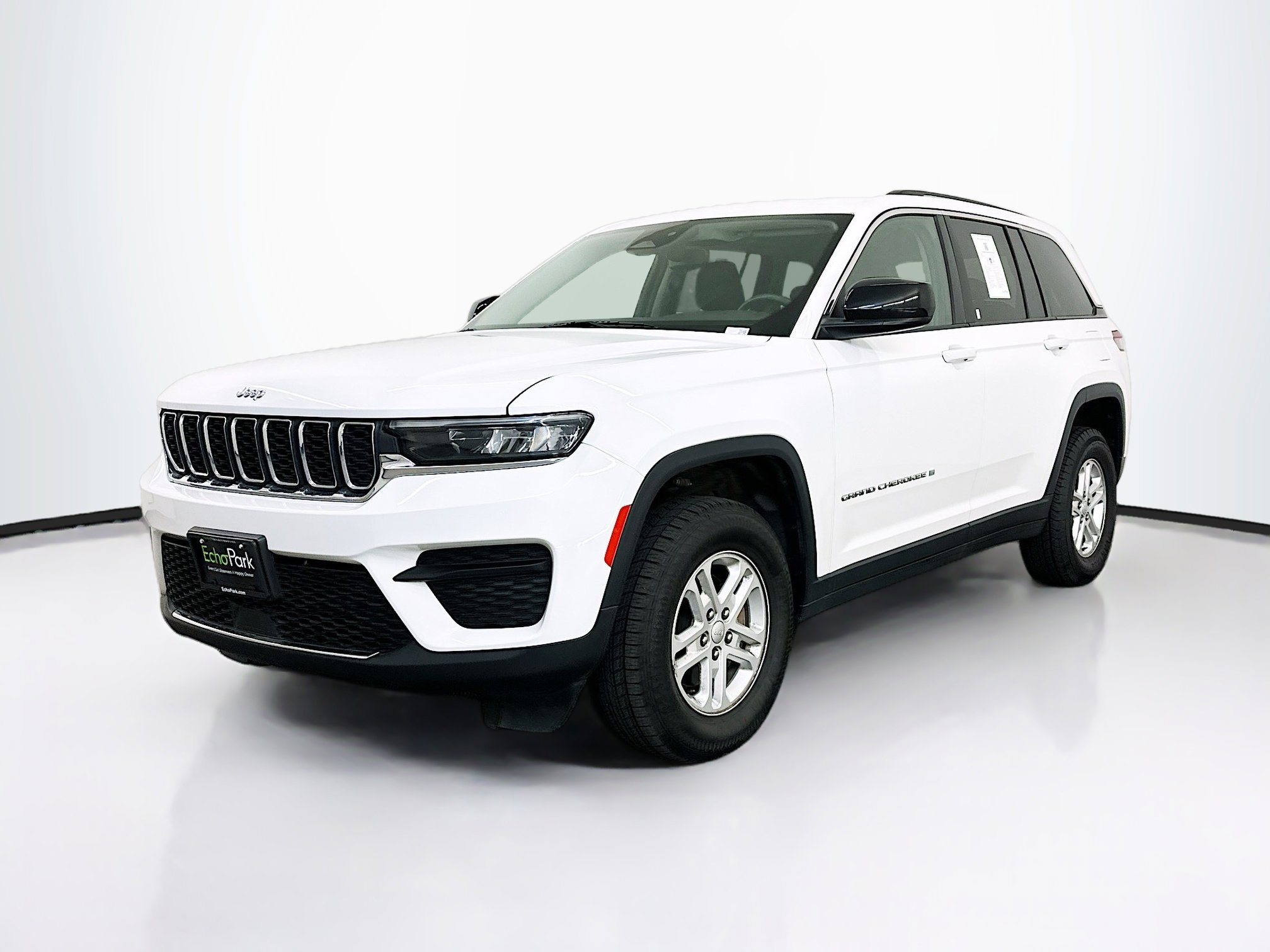 Used 2023 Jeep Grand Cherokee Laredo image 3