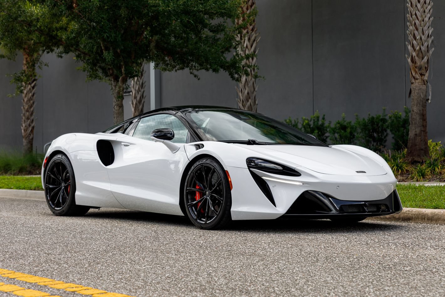 Used 2025 McLaren Artura Spider RWD image 2
