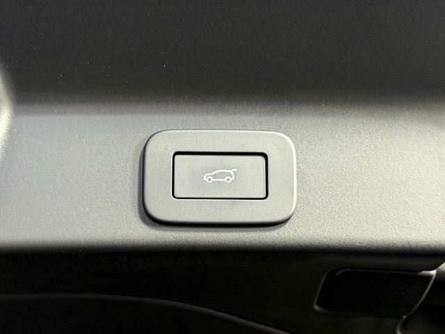 New 2025 Jaguar F-PACE R-Dynamic S image 18