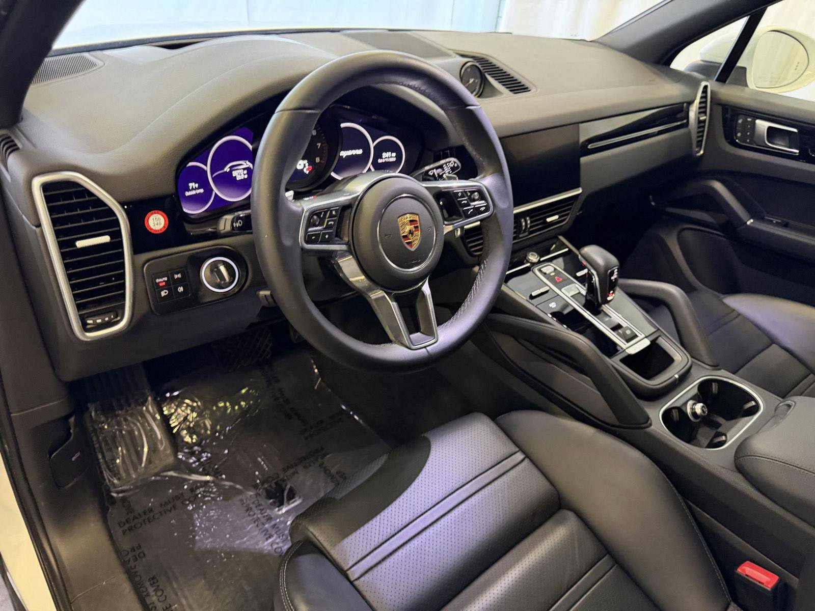 Certified 2023 Porsche Cayenne Platinum Edition image 4