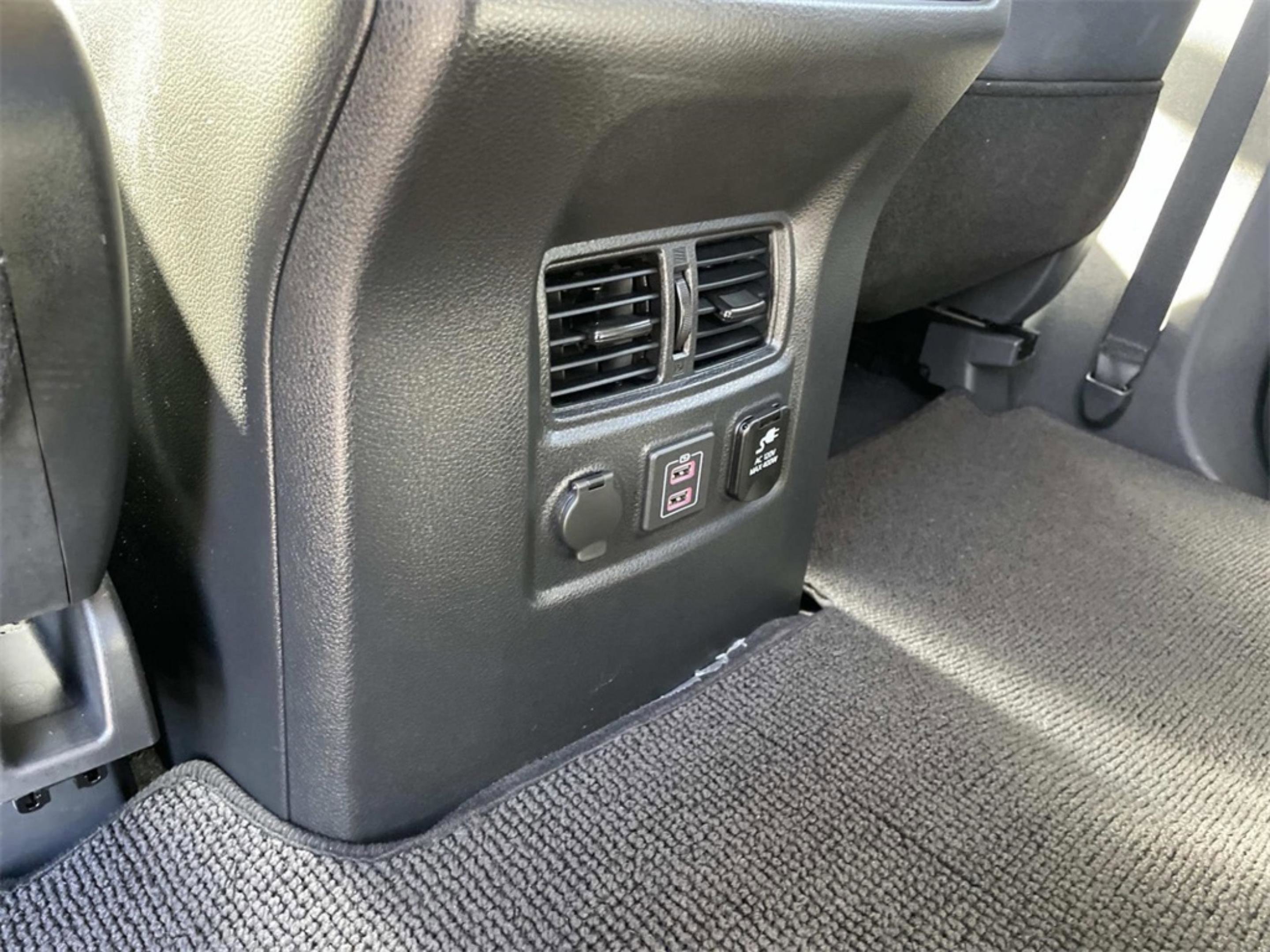 Used 2024 Nissan Titan SV w/ SV Convenience Package image 8